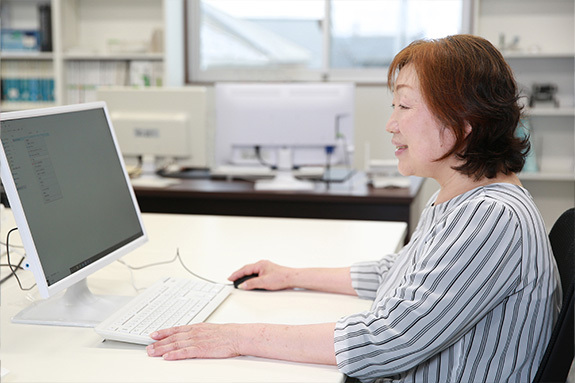 写真：経理・総務　瀬下 ますい